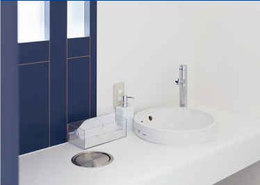 ゲージの扉を開けて外の様子を見ている猫